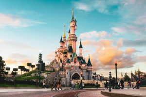 Disney shares fall despite better earnings