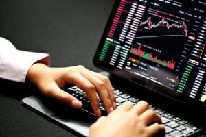 Plus500 raises shareholder returns after record H1